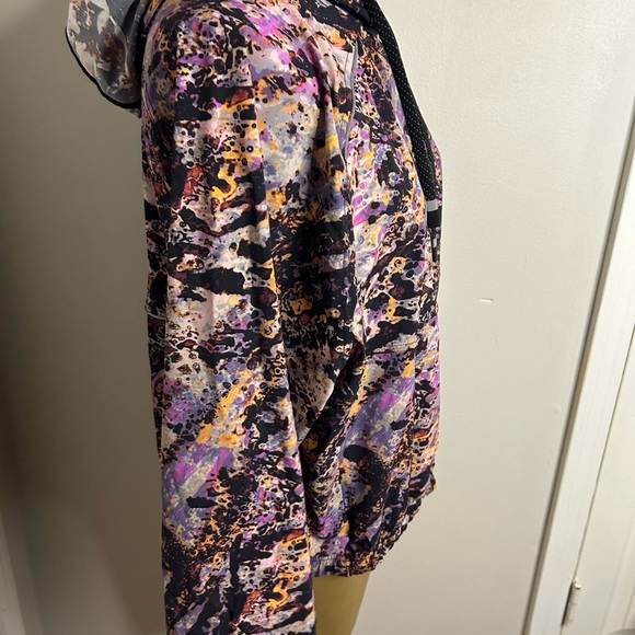 Fabletics Multicolor Abstract Jacket - Picture 11 of 16